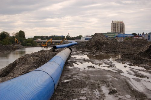 (2010.10.05) Строительство трубопровода неизвестного назначения в русле реки Мзымта