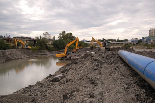 (2010.10.05) Строительство трубопровода неизвестного назначения в русле реки Мзымта