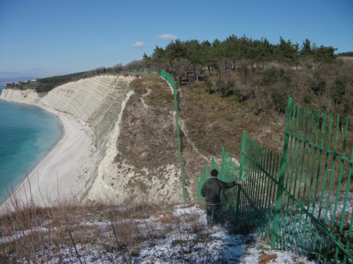 (2011.02.16) Забор тянется вдоль кромки обрыва, перерезая проходившую здесь пешеходную тропу