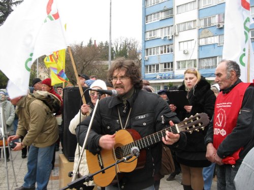 (2011.04.09) Андрей Рудомаха поет песню в поддержку туапсинцев
