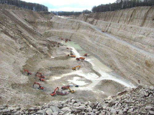 (2011.04.17) Каменский карьер. За последние несколько лет его глубина выросла в несколько раз