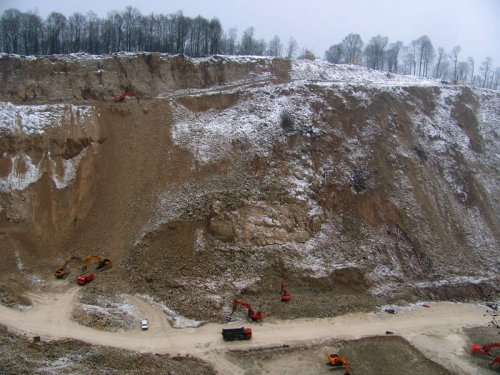 (2011.04.17) Северо-восточный край карьера, откуда в сторону леса сваливают грунт