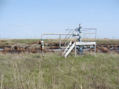 (2011.04.15) Нефтяная скважина в окружении луж нефти