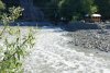 В результате сброса буровых отходов белая пена покрыла реку Мзымта