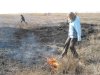 Участники инспекции тушат пожар на полях