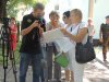Жители показывают корреспондентам ОТР собранные подписи под обращением в защиту Шапсуги