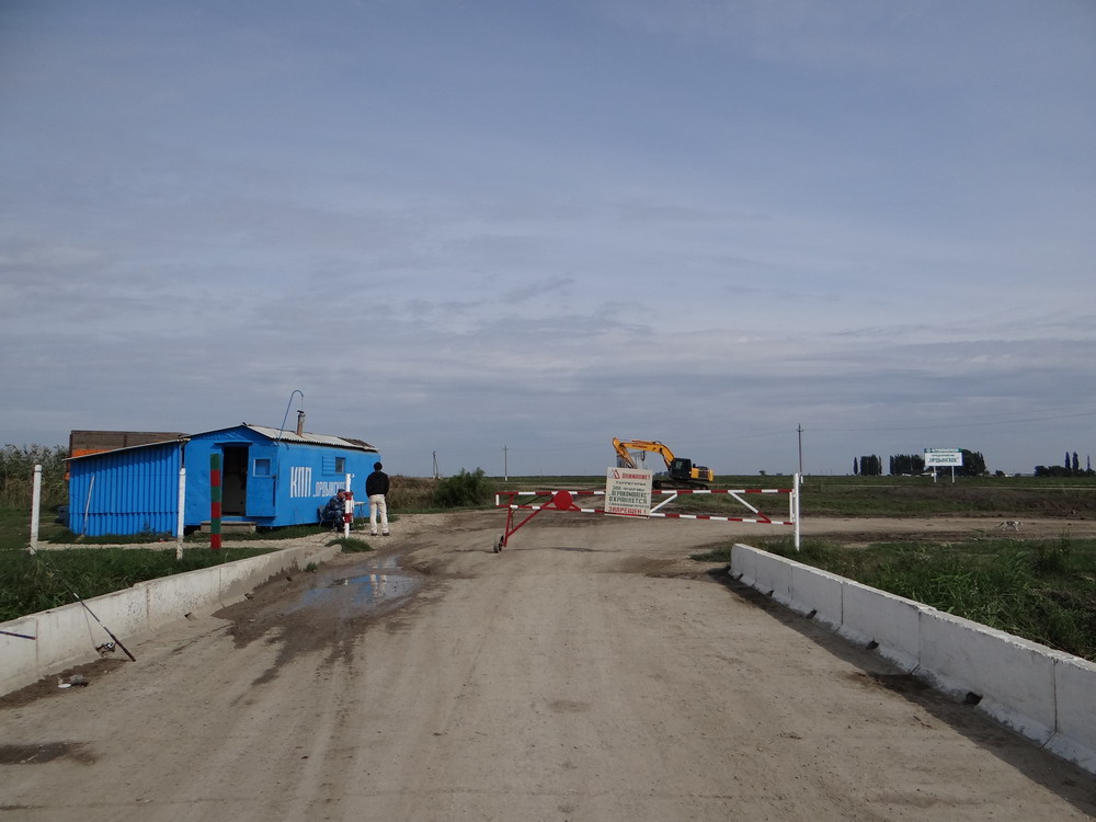  Перекрытие дороги фирмой "Агрокомплекс" в районе хутора Коржевский