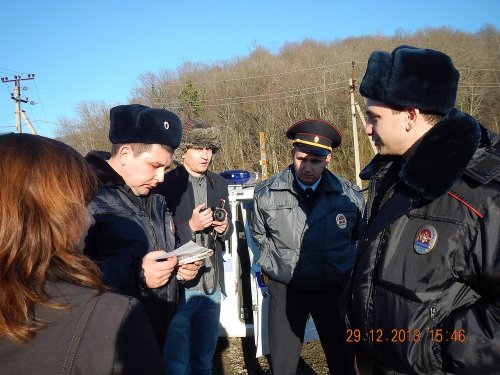 (2013-12-29) Задержание "зеленых" активистов, ехавших на "дачу Ткачева"