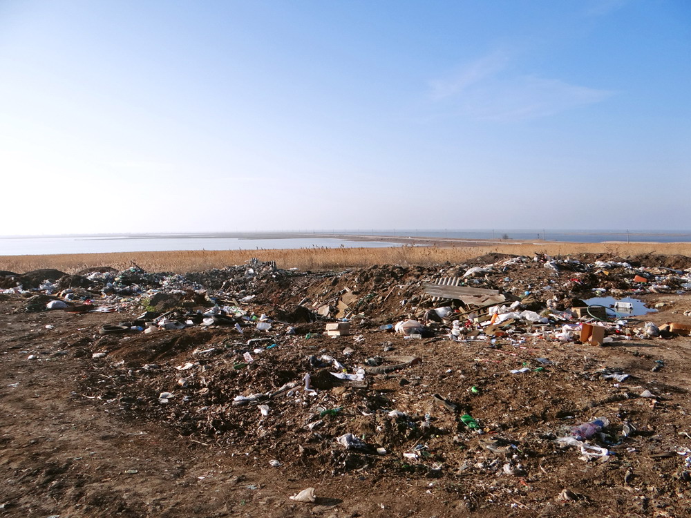 Заваленные мусором территории за Ясенской Переправой