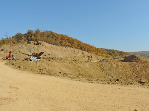 Карьер по добыче камня на Хабльском месторождении песчаников в районе поселка Синегорск