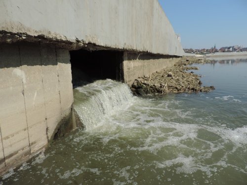 Бурный поток канализации вливается в Кубань