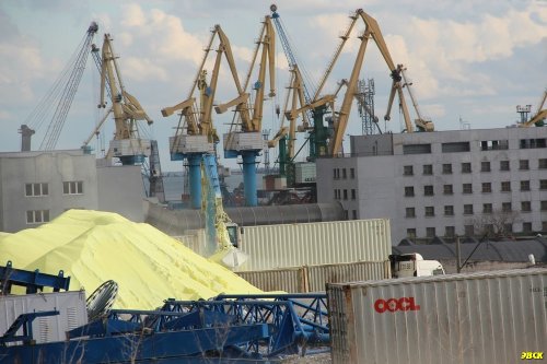 Перегрузка серы в порту Новороссийска