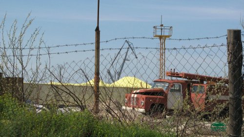 (2015-04-24) ЗАО "ВЕРП" осуществляет перевалку серы Чушке рядом с жилыми домами