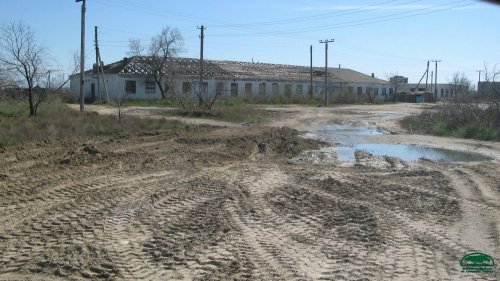 (2015-04-24) Полуразрушенное бывшее общежитие в поселке Чушка, в котором до сих пор вынуждены жить люди