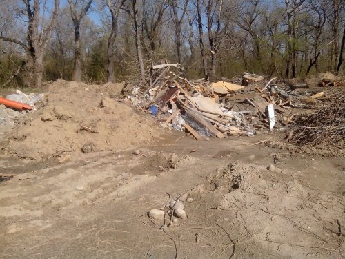 (2015-04-26) Свалки мусора на месте вырубленного леса (Черкесск)