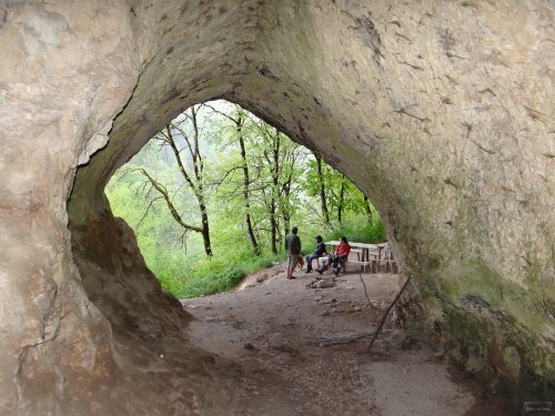 Губский навес. Вид из пещеры на стоянку древнего человека 