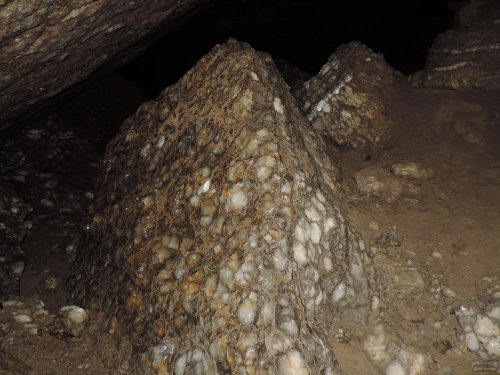 Выходы гипса в пещере МАГ-КГСС