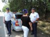 (2015-06-19) Депутат Ясенского сельского поселения Нина Захарова разбирается с полицейскими, незаконно задержавшими машины 