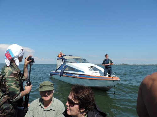(2015-06-21) Катер ГИМС прибыл, чтобы сорвать экскурсию "зеленых" по Азовскому морю
