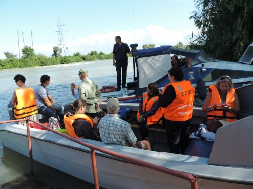 (2015-06-21) Задержанные активисты ждут пока на водителя лодки составят протокол