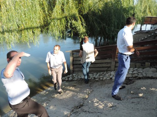 ДНТ "Зори Кубани", члены СПЧ и чиновники на месте захвата берега реки Кубань