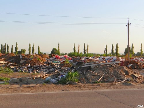 Свалка отходов в Яблоновском возле трассы на повороте в сторону Шапсугского водохранилища
