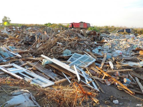 Свалка отходов в Яблоновском возле трассы на повороте в сторону Шапсугского водохранилища