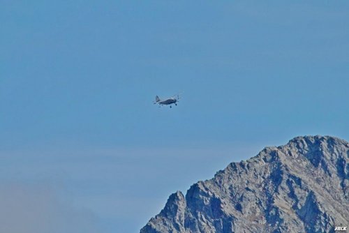 Самолет, нанятый компанией "Роза Хутор", на низкой высоте барражирует над Кавказским заповедником