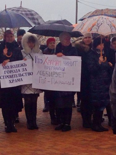 Привезенные православные активисты выступают за строительство 