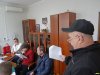 Местный житель Андрей Терновой, поднявший вопрос о незаконности рубок, задает вопросы членам комиссии и руководству Крымского ле
