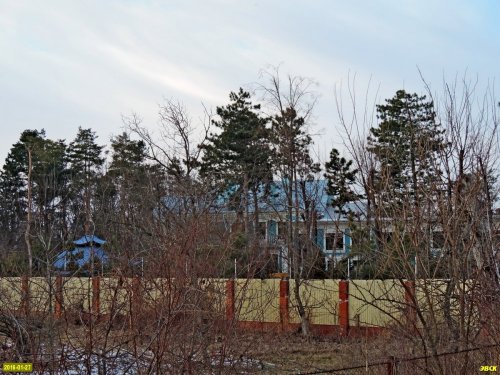 Вид на "дом мечты Ремезкова" со стороны улицы Береговой