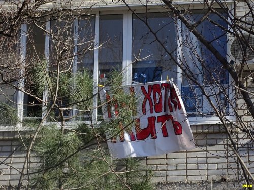 Несмотря на репрессии, несколько протестных плакатов остались висеть на домах