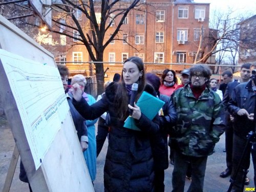 Член инициативной группы жителей Ольга Островерхова доказывает нецелесообразность строительства дополнительной полосы дороги