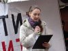 Представитель инициативной группы жителей Ростовского шоссе Ольга Островерхова зачитывает резолюцию митинга