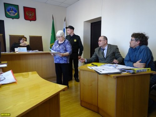 Организатор митинга в поселке Пашковский Альбина Крюкова отвечает на вопросы судьи