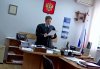 Судья Сергей Баранов зачитывает постановление о наложении штрафа на Андрея Рудомаху