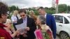 Жители Пашковского микрорайона показывают вице-губернатору Сергею Усенко прошлогоднее обращение жителей к губернатору