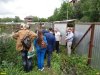 Делегация чиновников и местные жители на стройплощадке жилого комплекса "Покровский берег"