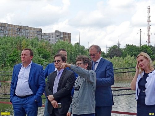 Вице-губернаторы Кубани и Андрей Рудомаха возле стройплощадки ЖК "Курортный берег"