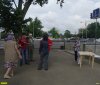 Жители с Ростовского шоссе, которые добились отмены работ по расширению шоссе перед их домами, пришли поговорить с провокаторами