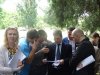 Представитель Экологической Вахты Дмитрий Шевченко  показывает вице-губернатору схему участков, будущих зеленых зон