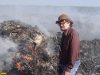 Координатор ЭВСК Андрей Рудомаха на фоне горящей свалки
