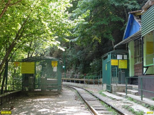 Ворота на входе в Гуамское ущелье, установленные ОАО "Апшеронск-Лагонаки"