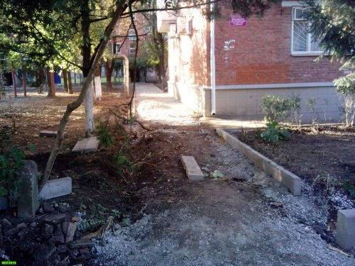 "Благоустройство" дворов на улице Тургенева в Краснодаре