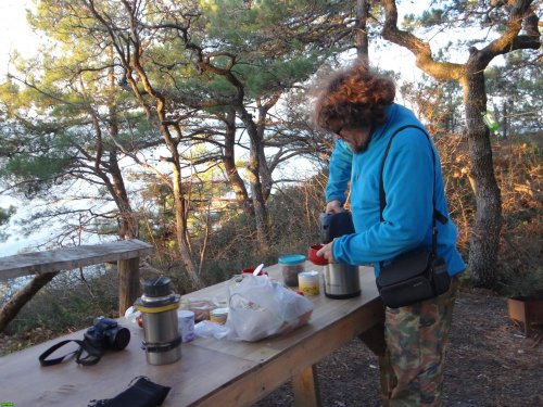 Андрей Рудомаха завтракает на природе перед инспекцией 