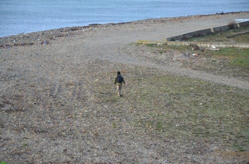 Андрей Рудомаха идёт по берегу. Начало инспекции