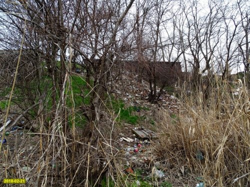 Строительный и бытовой мусор, сбрасываемый с территории СИЗО№1 на склон над старицей Кубани