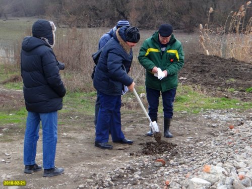 Чиновники за работой: взятие проб грунта на дамбе через старицу Кубани