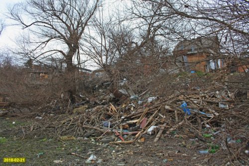 Свалка мусора на берегу старицы реки Кубань