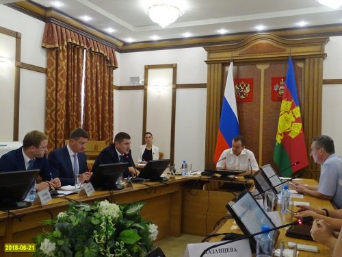 Вице-губернатор Андрей Алексеенко оспаривает доводы общественников
